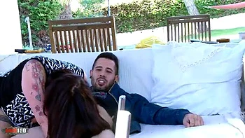 Полная MILF делает минет и жестко трахается с молодым парнем - испанское любительское