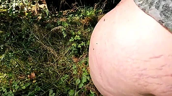 Gros seins fouettent chatte soumise en punition publique