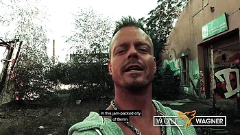 Harleen seins énormes baise hardcore en public