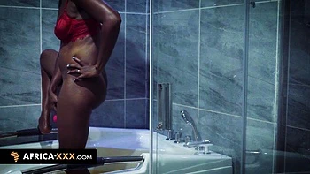 Brune se masturbe seule dans le bain