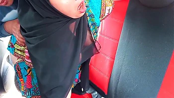 Belle-mère indienne en hijab baisée en voiture
