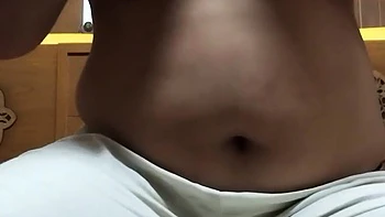 Meine weichen milchigen Titten drücken