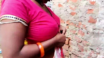 Индийская сиськастая трахается в рот жестко