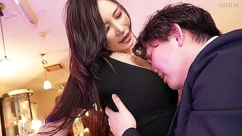 Succube japonaise aux gros seins sexy Yuko Ono