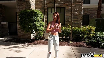 Ella chupa y folla por dinero