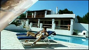 Lesbiennes Eufrat & Keana Moire baisent dehors avec jouets