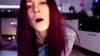 Потная любительница дрочит соло