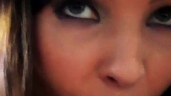 Adolescente de 18 anos Vera Emilia chupando pau enorme POV