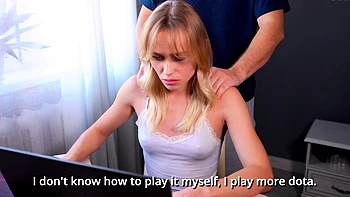 Hermana streamer teen se traga leche tras follar perrito