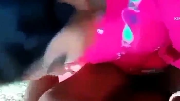 Milf indienne baisée fort dans la jungle en gros plan