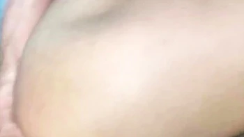 Brune mince Hansel Grettel se masturbe avec des jouets