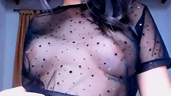 Глубоко трахает мою киску с игрушками