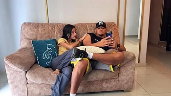 Geiler Kuckold schaut heimlich zu, wie busige Latina seine Frau hart anal fickt