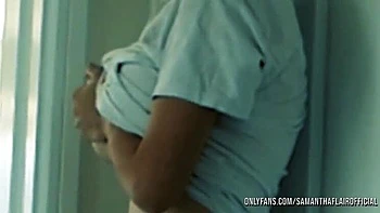 Pícara hijastra pequeña mira a padrastro follar