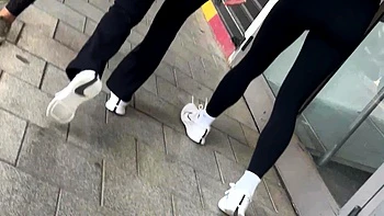 Жесткий зад и футфетиш на улице