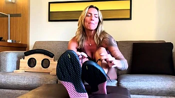 Devil's Footstool : Mikayla blonde européenne fétichiste des pieds