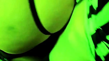 Milf tetona sola con medias