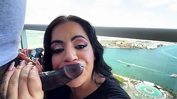 Lissa Aires con culo enorme hace interracial perrito y polla