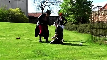 Domina Liza y Mistress Rouge azotan a pelirroja al aire libre