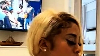 Irene se masturba na ducha com close-up