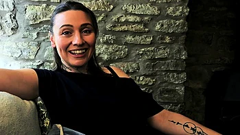 Minha esposa não me fode, mas a irmã dela chupa minha rola