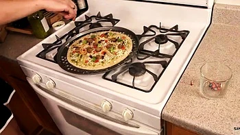 Fête pizza au bureau avec la milf Sinn Sage baisée