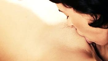 Lesbianas dándose dedos y lengua con Antonia y Olive