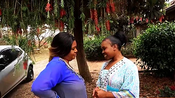 Gros seins naturels BBW lesbiennes noires baisées au double gode