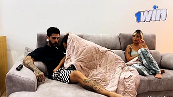 Rubia teen tetona en trío hardcore XL