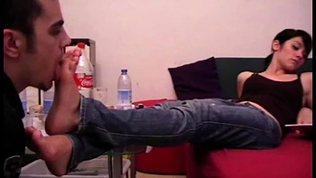 Amozas lamiendo pies de morenas y pelirrojas