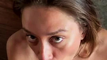 Heißes Amateurgirl saugt und reitet mit großen Titten Doggy