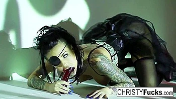 Кристи Пират трахает свою влажную киску