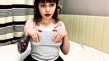 Rothaariges Teen solo mit großen Titten beim Masturbieren