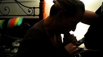 MILF rubia chupa polla en webcam amateur trio