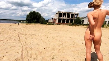 Loira russa nua fodida na praia e obra