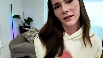 Enteada mostra buceta e dá boquete para morar junto