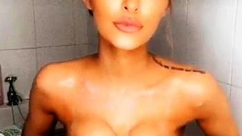 Skylar Taylor nua se masturbando na banheira