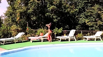 Milf morena Daphney Rose brinca com a bunda