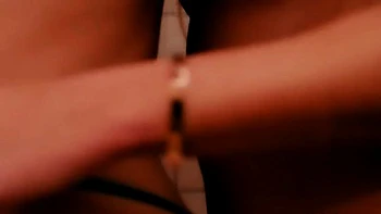 Brünette Teens im Dreier: Doggy und Blowjob