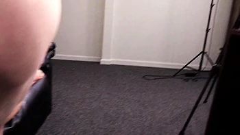 Блондинка-тинейджерша трахается игрушками и пальцами в анус