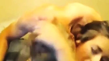 Брюнетка на вебке ебется с кончей в собачке