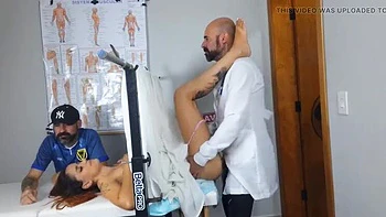 Esposa ruiva magra trai com falso médico - foda cuckold