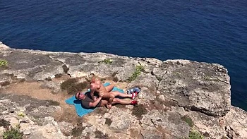 Orgie amateur allemande : grosses tits, léchage de chatte, furie de baise