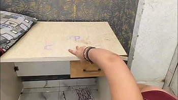 Desi hijastra Puja seduce al papá para creampie en perrito