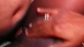 Große Titten MILF verliert Kontrolle bei Hardcore-Orgasmus & Abspritzen