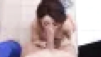 Madrasta dá boquete molhado e engole no banho