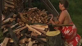 Russo peituda montando a cavalo