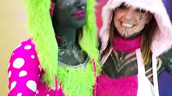 Татуированные лесбиянки с дредами трахаются