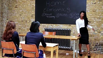 Étudiantes lesbiennes blanches sucent la chatte noire