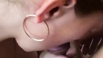 MILF rubia hace felación profunda de cerca